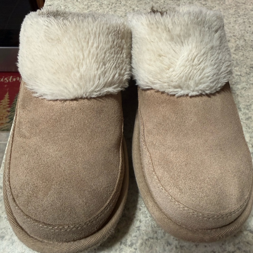 Koolaburra Women's Slippers in Tan with Cream Lining